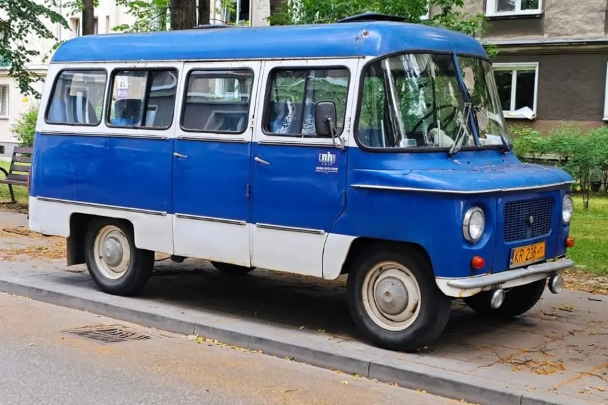 Niebieska Nyska przed napisem Huta Sendzimira